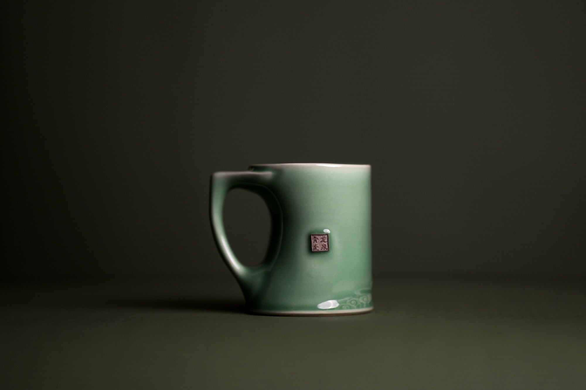Le Chien — Mug à thé en céladon de Longquan
